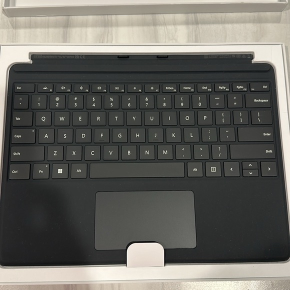 Microsoft Surface Pro Keyboard Compatible with Surface Pro 8 & Surface Pro X - Picture 4 of 8